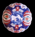 Prato em porcelana Imari, japão século XIX, nas laterais com decoração de pássaros  e medalões  florais e ao centro uma paisagem
