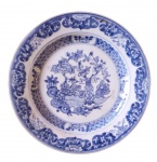 Prato em porcelana cia das indias periodo qialong, fim do século XVIII, em decoração azul com decorção floral nas bordas e ao centro