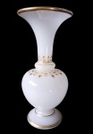 Grande vaso em opalina Baccarat na cor branca  com decoração em  dourada, periodo Napoleao III,