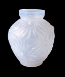 Etling, vaso balaustre em vidro opalecente com decoração de dalias, realizado entre ao anos de 1920 e 1930 na França, assinato Etling em  baixo, 10 cm x 5,5 cm
