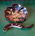 MIgalheira em laca oriental com decoração de pássaros acompanha a sua escova