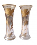 Par de vasos Baccarat com rica decoração em ouro em alto relevo com motivos florais, periodo Art Nouveau,  peça similar reproduzido no livro da Old Baccarat Tableware, pagina 22