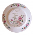 Prato cia das indias periodo Qialong, século XVIII, familia rosa com decoração floral, possui fio de cabelo