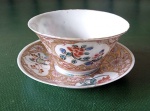 Xicara chinesa com seu pires em porcelana cia das indias periodo qialong fim do século XVIII