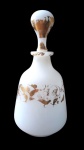 Garrafa em opalina Baccarat, na cor branca com dourados, épocaa Napoleão III,ranca século XIX, 23 cm