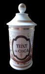 Antigo Pote de Phamacia em porcelana Francesa do século XIX, peça de coleção, com os dizeres pintados, "Teint de Coca " em um medalhao central e cricundados com  um linda decoração de conucopias  e flores nas laterais, fiso dourado na parte superios e na tampa, 30 cm  