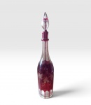Garrafa em cristal da Bohemia, na cor rubi, com decoração em lapiação de flores de parreira, Alemanha  século XIX, 39 cm