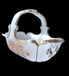 Rara cesta em opalina Baccarat na cor branca com rica decoração em dourado, França século XIX, 17 X 27 X 15 cm