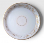 Bandeja redonda em opalina Baccarat com detalhes em ouro, França século XIX, época Napoleão III, 27 cm de diamentro