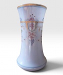 Vaso em opalina francesa Baccarat ou Saint Louis, na cor lavanda com rica decoração neoclássica, 25 cm x 11, 5 cm