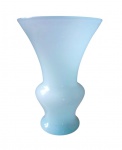 Vaso em opalina francesa cor azul clara, medidas 14x10 cm.