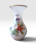 Vaso em opalina Baccarat cbranca com decoração de flores, França século XIX, época napoleão III cerca de 1870, 18 cm