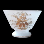 Centro em opalina francesa  branca lapidada com rica decoração em dourado, época Napoleão III, cerca de 1870, 18 cm de altura x 26 cm de comprimento.