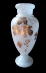 Vaso em opalina branca com rica decoração em ouro com motivo de flolhas de outono, França século XIX, 30 cm