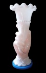 Vaso em opalina francesa branca policromada da segunda metade do século XIX, época Napolão III (1850-1870). 20 cm . Representando um mão segundado uma cornucópida. O simbolismo da cornucopia vem da mitologia grega ao qual ela  representa a fertilidade, properidade, generozidade e a riqueza, os antigos diziam que era importante um cornucopia em casa .