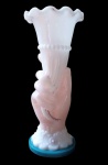 Vaso em opalina francesa branca policromada da segunda metade do século XIX, época Napolão III (1850-1870). 20 cm . Representando um mão segundado uma cornucópida. O simbolismo da cornucopia vem da mitologia grega ao qual ela  representa a fertilidade, properidade, generozidade e a riqueza, os antigos diziam que era importante um cornucopia em casa .