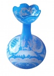 Garrafa em cristal da Bohemia na decoração em azul com lapidação  de cervos e paisagens e medalhõs estilizados, século XIX,  12 cm