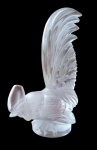 Galo em cristal satine, Lalique assinada . Uma das mais conhecidas escuturas do mestre do Art Deco René Lalique , foi  criada em 1928 para ser uma tampa de radiador de carros de luxo da época, com o nome intitulado de " Coq Nain ",  20 x 12 cm 