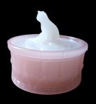 Caixa em opalina françesa do século XIX na cor branca e rosa com decoração de gato na parte superior da tampa , 11x12 cm