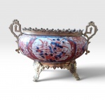 Jardineira em porcelana Imari,  Japão século XIX,  com armação francesa em bronze na base e nas laterais, muito utiizado na segunda metade  do século XIX, onde objetos japoneses estavam em voga nesta épocas do periido Japonizante. 21 cm de comprimento por 14 cm de altura . 