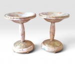 Par de Cassolettes em mármore em bronze frances do incio do século XX cerca de 1910 com decoração dos primodios do Art Deco. Em estilo de taça ou urnas  os Cassoletes eram usados inicialmente em cima de lareiras para queimar incensos, posteriormente somete como objetos decorativos, 18,5 x 13, 5 cm .