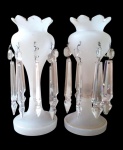 Par de Porte Ananás em opalina Baccarat do  século XIX, com lindos pingentes de cristais na lateral, 25 cm 