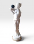 Escultura em marmore dama olhado a bola , assinada