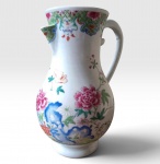 Jarra em porcelana Cia das indias decoração floral periodo Qialong, fim do século XVIII, possui um fio de cabelo