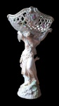 Lindo centro de mesa de porcelana KPM, representando uma mulher sustentando uma cesta, em estilo neoclassico. Alemanha século XIX. . KPM  ( konigliche Porzellan Manufaktur ) é uma das mais importantes porcelanas europeias, fundada por Frederico II da Prussia em 1763.