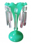 Porte Ananás em opalina Baccarat verde, com pingente de cristais nas laterais, França século XIX, 27 cm 