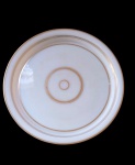 Bandeja redonda em opalina Baccarat com detalhes em ouro, França século XIX, época Napoleão III, 27 cm de diamentro