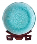 Grande prato celadon em azul turquesa com desenhos florais sobre um suporte em madeira , período revolucionário Chinês. Medida: 35 cm diâmetro