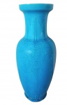 Vaso em porcelana chinesa azul turquesa com decoração de flor de lótus estilizada. China, início do século XX. Medida: