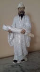 Figura em porcelana craquelê policromada, representando um chinês segurando um instrumento.  Assinada em baixo relevo na parte interna inferior. Possui restaurações e pequenas falhas, ver as fotos. Medida: 29cm