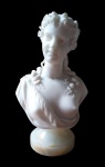 Escultura, busto em mármore de carrara  representando elegante dama do século XIX, em excelente estado