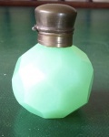 MIniatura em opalina Baccarat  verde ( tambem é uralina ) represento um perfumeiro