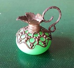 MIniatura em opalina Baccarat  verde ( tambem é uralina ) represento um jarrinha