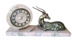 Relógio de mesa Art Deco, françes cerca de 1920,  sobre base em mármore com figura em petit bronze de um cervo deitado ao lado