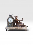 Relógio de mesa neoclássico com figura de dama alongado sobre base em mármore, século XIX