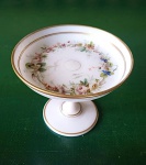 Centrinho em opalina Baccarat com decoração floral e borda dourada, França século XIX,