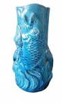 Vaso em porcelana Oriental com figuras em alto relevo de carpas