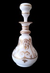 Grande perfumeiro em opalina Baccarat Branca com rica decoração em dourado