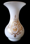 Vaso em opalina Baccarat com rica decoração dourada, França século XIX