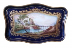 Rara e linda bandeja em porcelana de Sévres com espetacular paisagem ao centro pintado a mão