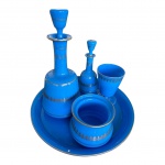 Raro e completo  serviço de noite composto de 5 peças garrafa, perfumiro , pote, copo e bandeja  em opalina Baccarat na com azul escuro com decoração em dourado ,  França século XIX