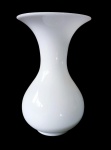 Vaso em opalina Baccarat branca,  França século XIX