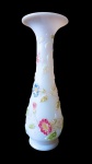 Vaso em opalina Baccarat branca, com trabalho em alto relevo com decoração de flores policormadas, peça similar esta exposta no musue Victoria e Albert em Londres, tambem reporduzida no catalogo da Baccarat.