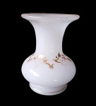 Pequeno vaso em opalina Baccarat branca com decorção em dourado