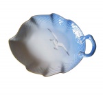 Prato de coleção em porcelna compenhagen ,  em forma de folha com decoração em azul e desenho de passaro ao centro