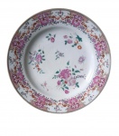 Prato cia das indias periodo Qialong,  século XVIII, familia rosa com decoração floral